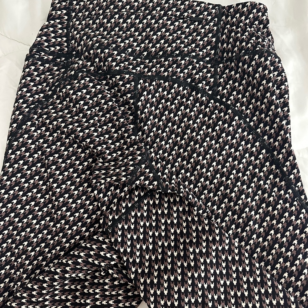 Sweaty Betty Geometric (brown, black, white) Leggings - Picture 3 of 6